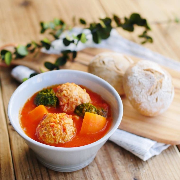 白い器に盛りつけた鶏ミートボールの具だくさんトマトスープ