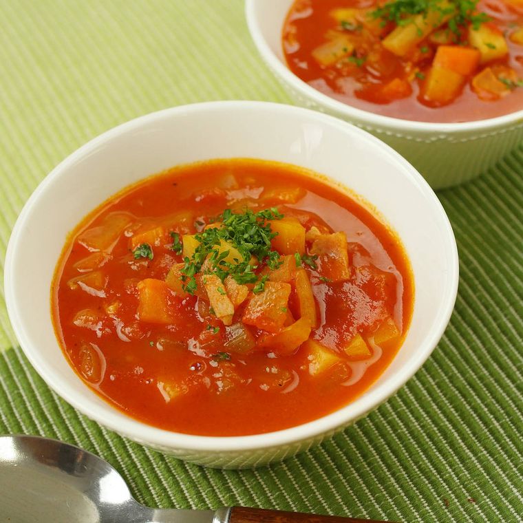 白い器に盛られた野菜たっぷりのミネストローネ