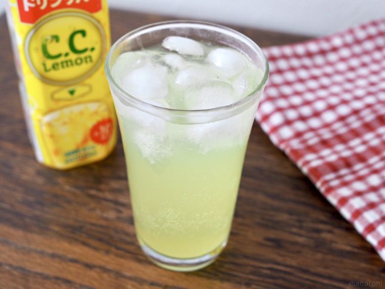 コップに注がれた柑橘飲料