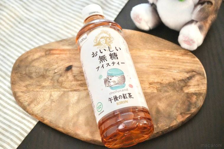 木のカッティングボードにのった猫デザインのペットボトル紅茶