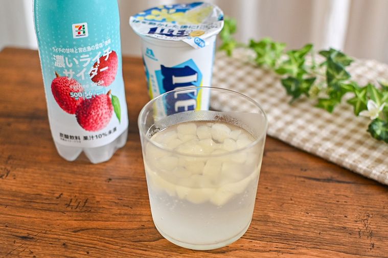 濃いライチソーダにアイスボックスを入れたところ