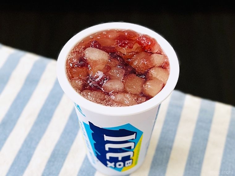 白と水色のストライプのランチョンマットにアイスボックスゼリーが置かれた様子