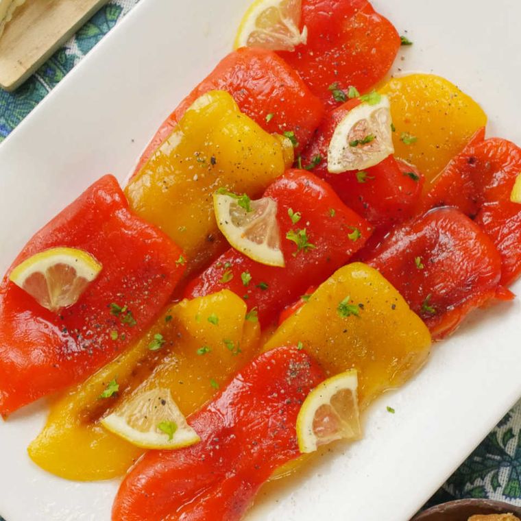 白い皿に黄色と赤のパプリカが盛られている