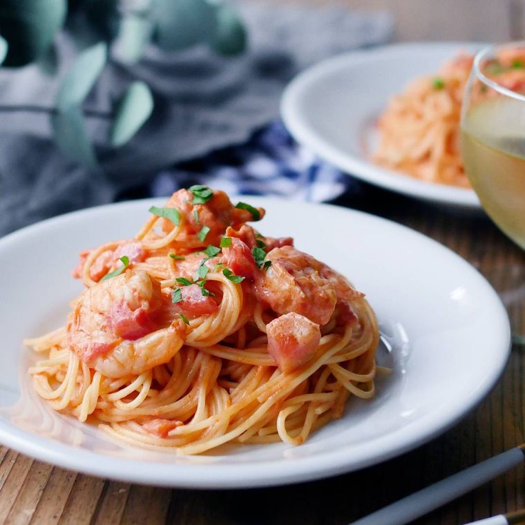 白いお皿に盛り付けたえびのトマトクリームパスタ