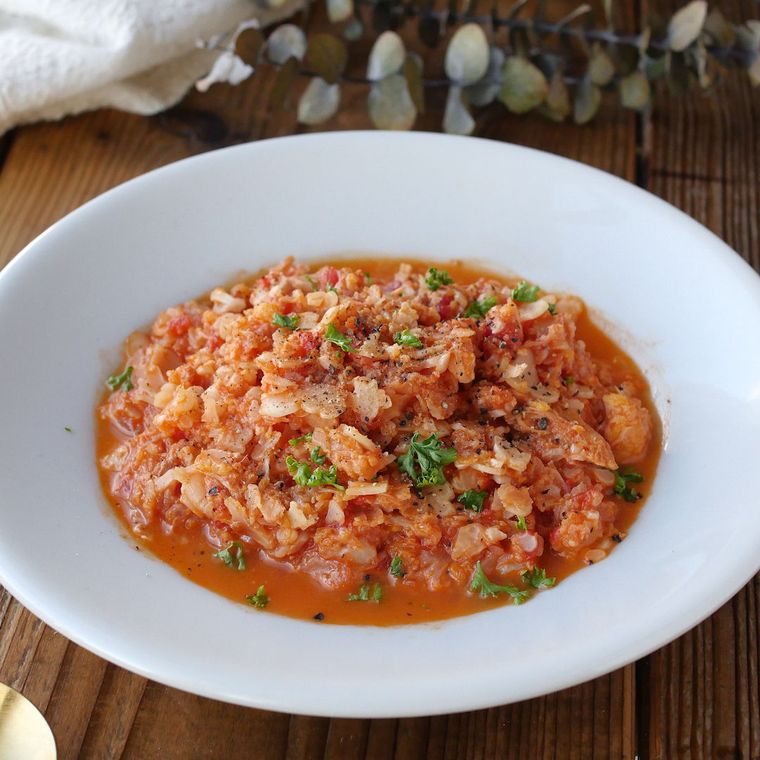 白いお皿に盛られたカリフラワーのトマトリゾット