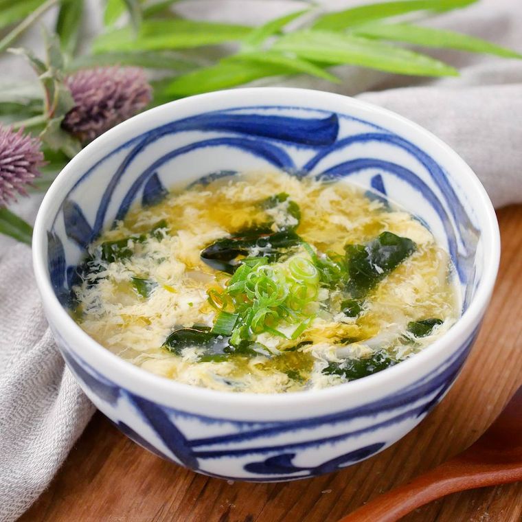 スープボウルに入ったもやしと卵の中華スープ