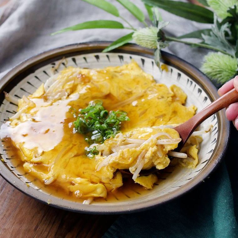 皿に盛られたもやしのあんかけ卵とじ