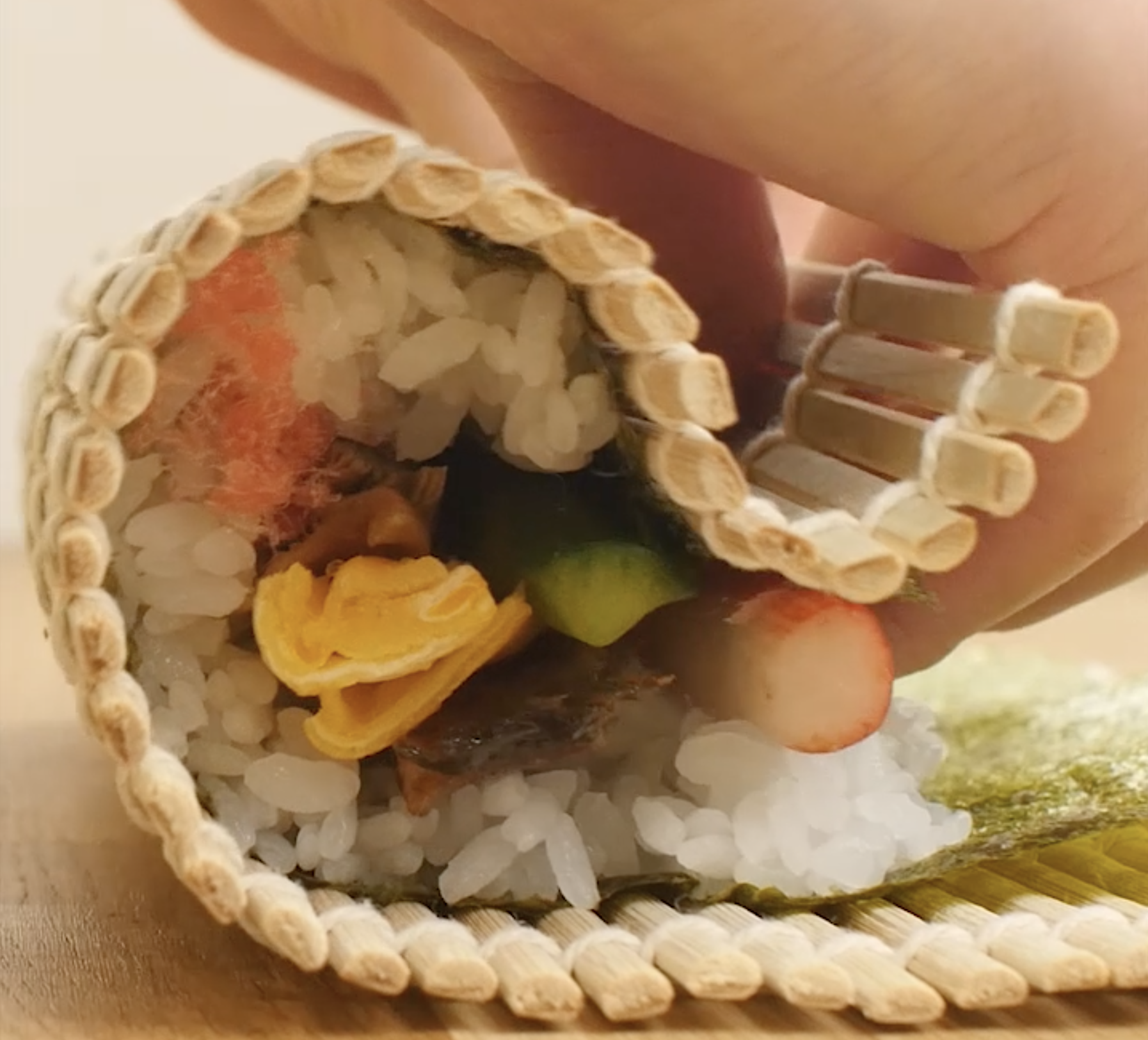 【動画付き】巻き寿司の巻き方。巻きすあり/なしで解説! - macaroni