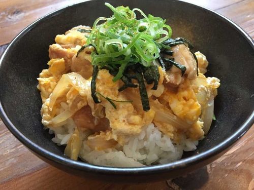 基本レシピ めんつゆで作る簡単親子丼 黄金比やふんわりとろとろのコツも解説 Macaroni
