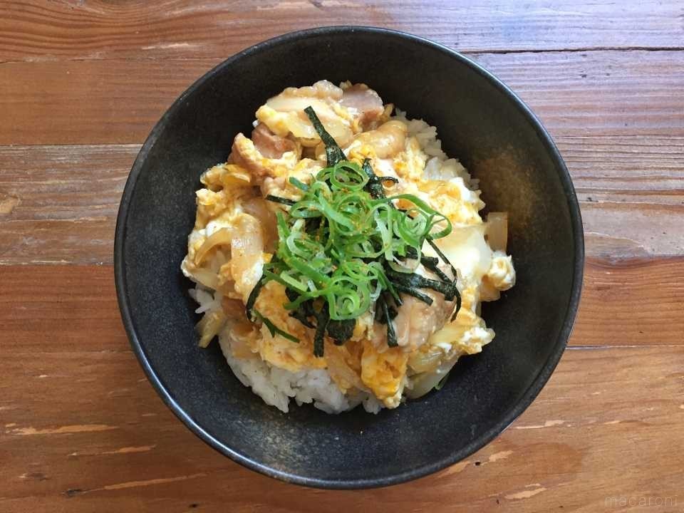 基本レシピ めんつゆで作る簡単親子丼 黄金比やふんわりとろとろのコツも解説 Macaroni