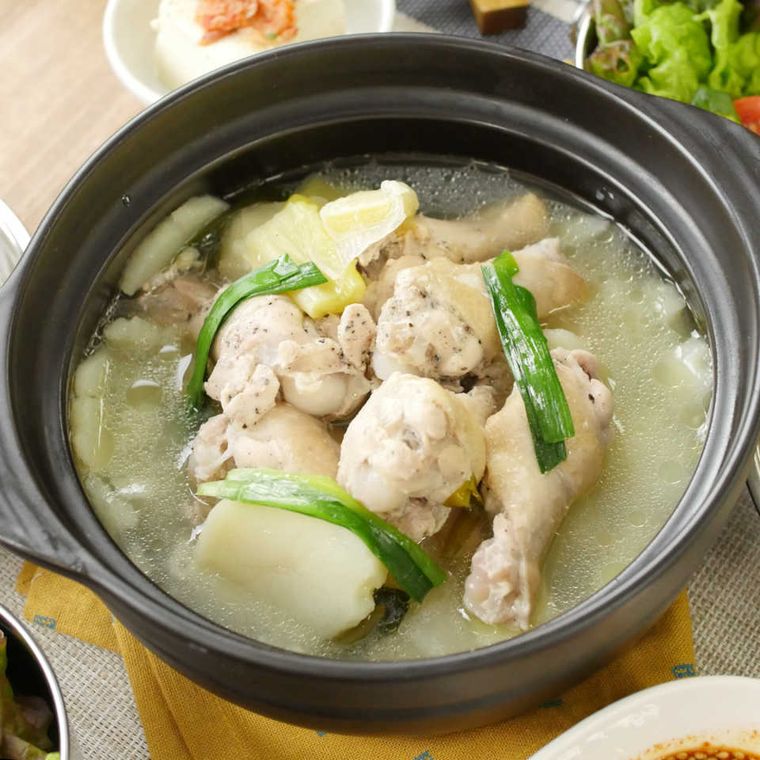 黒い両手鍋に入った、鶏手羽元のタッカンマリ