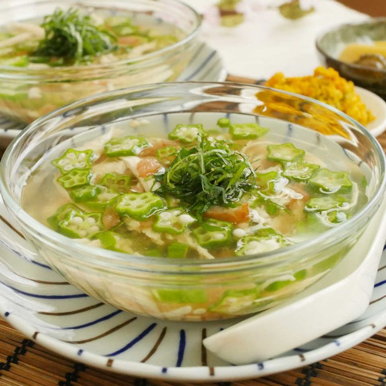 透明の器に盛り付けられた、鶏ささみとオクラの冷製スープ