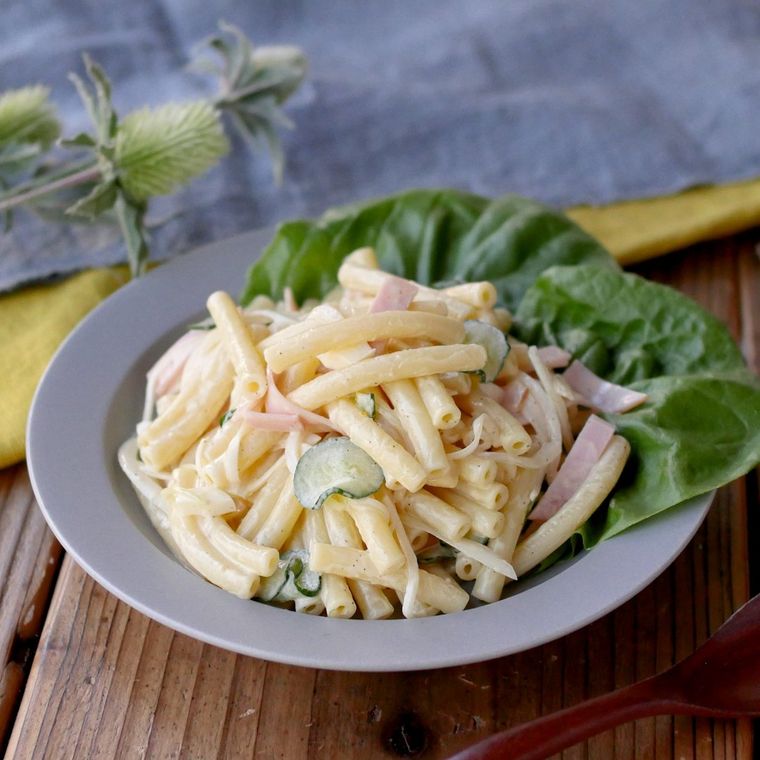 水色のお皿に盛り付けられたゆで卵入りマカロニサラダ