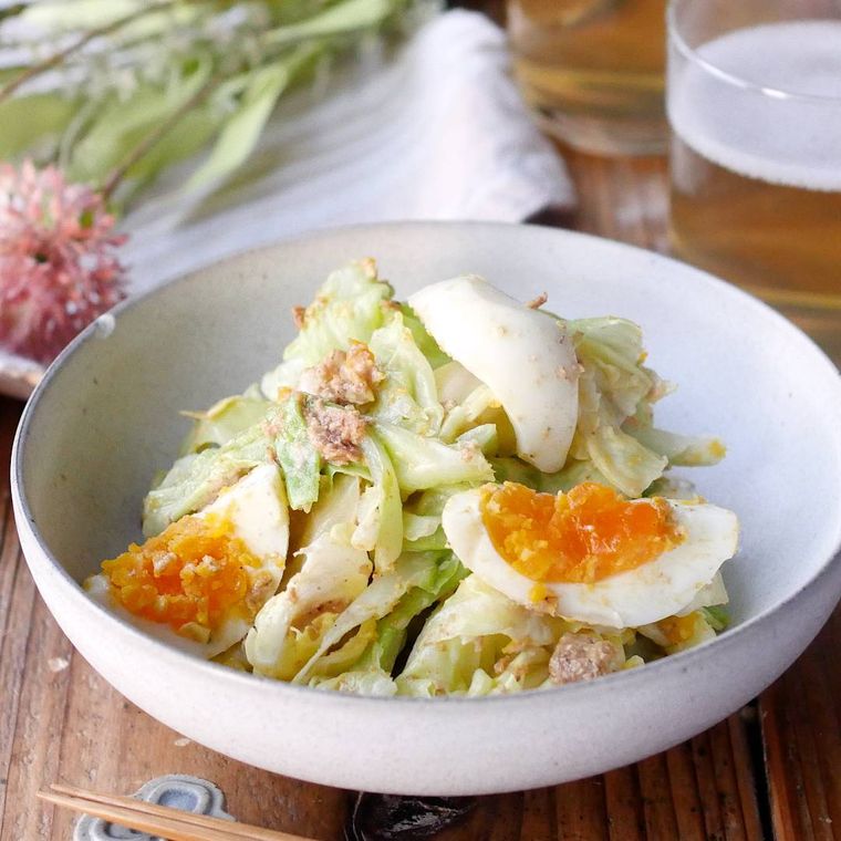 白い器に盛り付けらたゆで卵のごまマヨサラダ