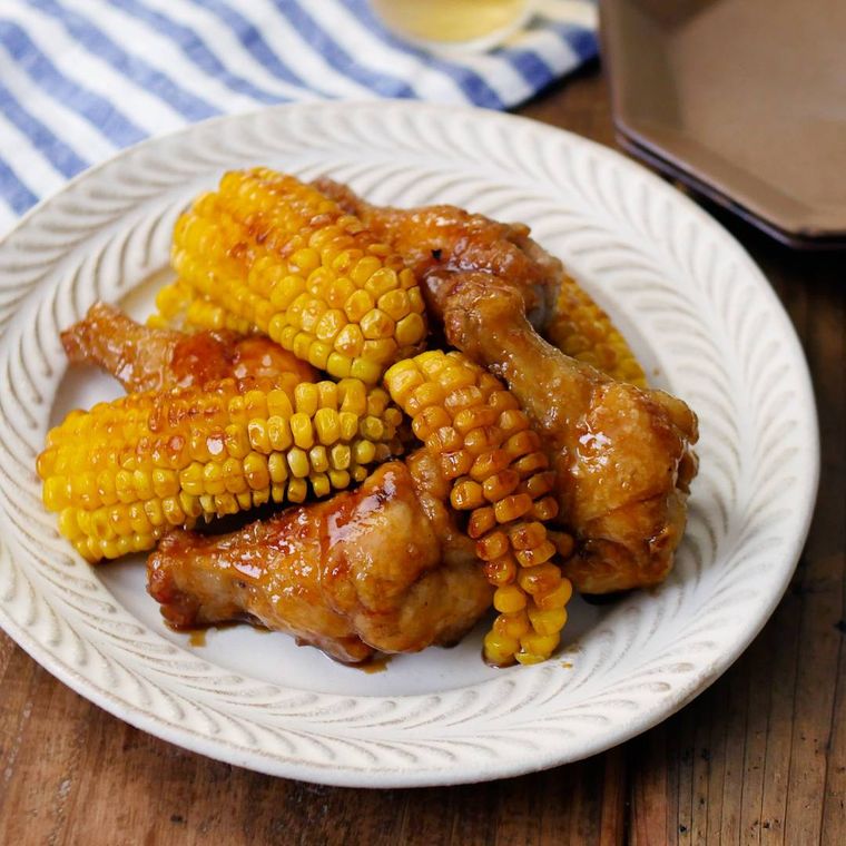 白い皿に盛られた手羽元ととうもろこしの唐揚げ