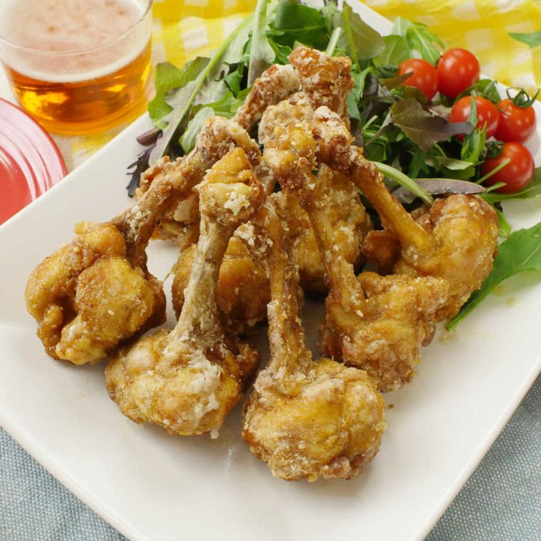 四角い皿に盛りつけられたチューリップ唐揚げ