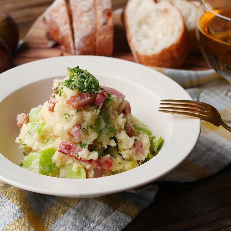 白い皿に盛られたそら豆とベーコンのポテトサラダ