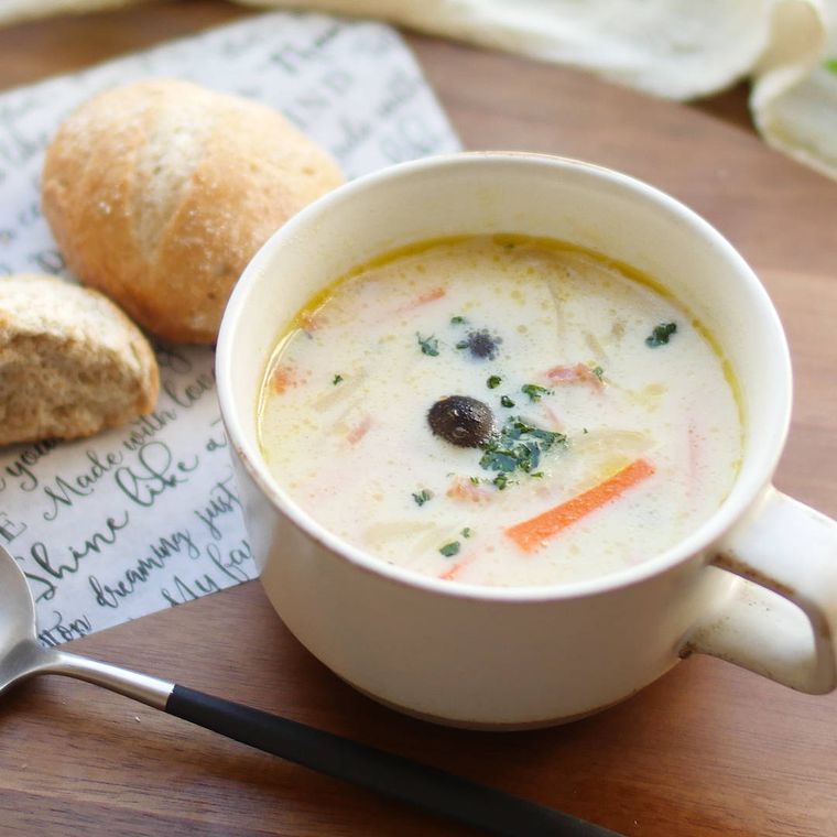 白い器に盛られたじゃがいもとベーコンの豆乳みそスープ