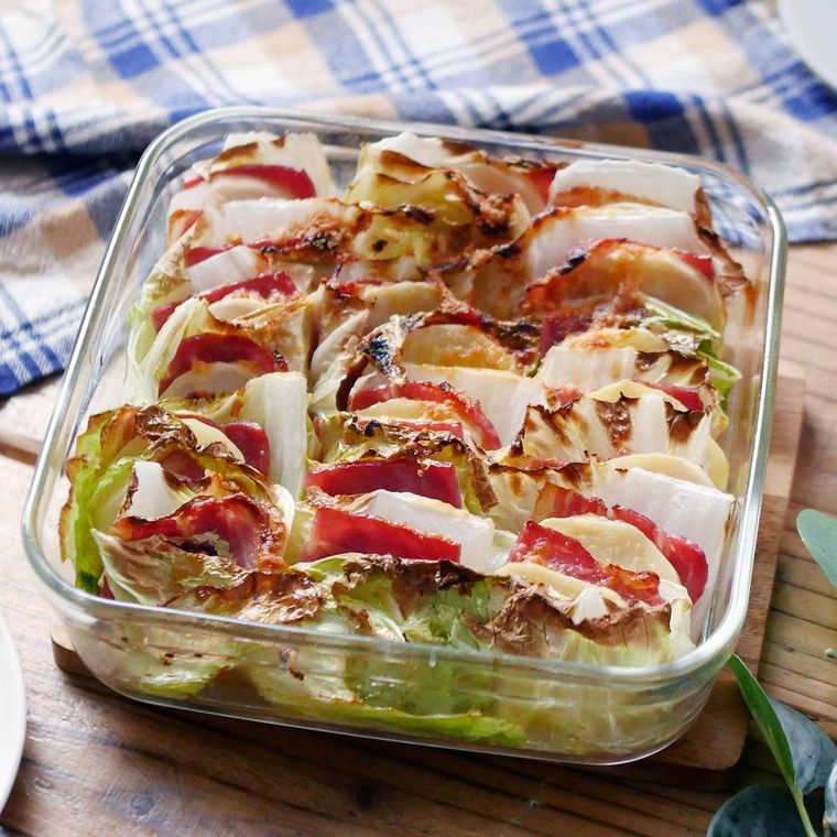 耐熱容器に盛られたじゃがいもとベーコンと白菜の重ね焼き