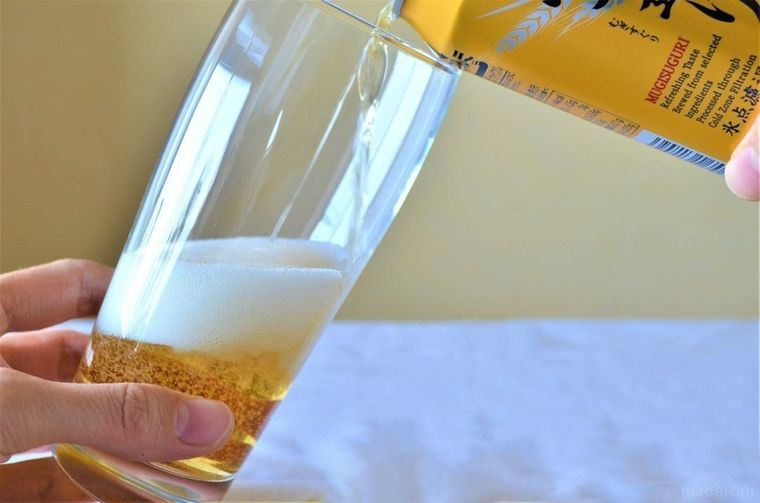 冷えたおいしそうなビールがグラスに注がれている