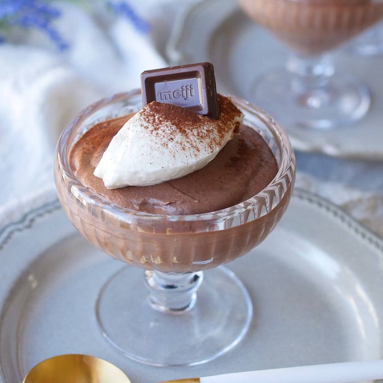 グラスに盛られた濃厚チョコレートムース