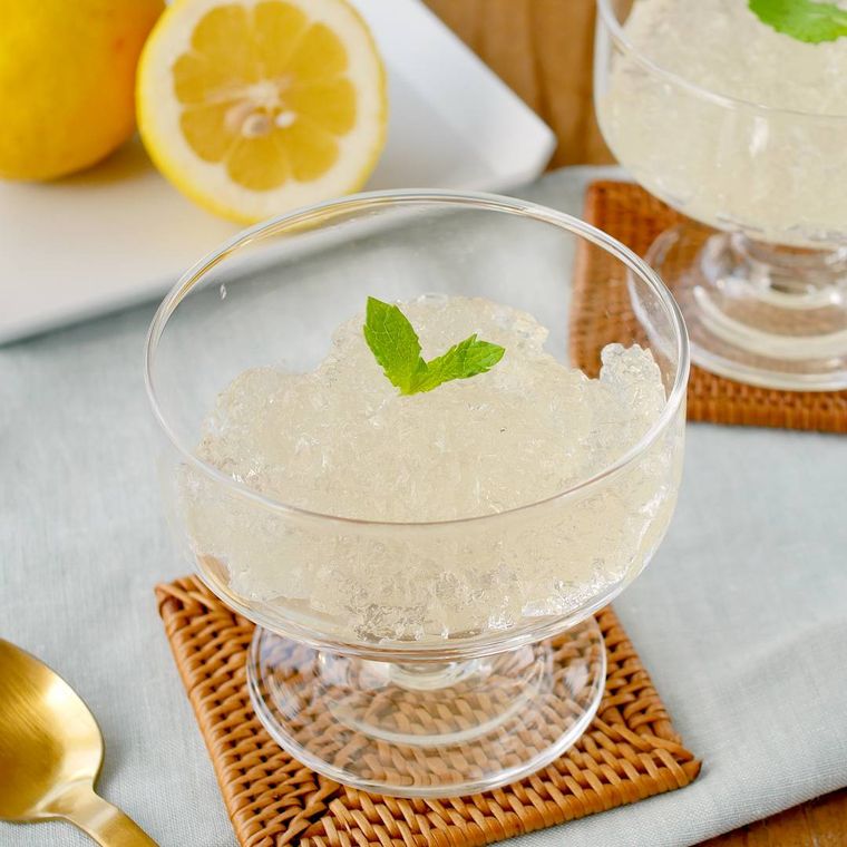 グラスに盛られたレモンクラッシュゼリー