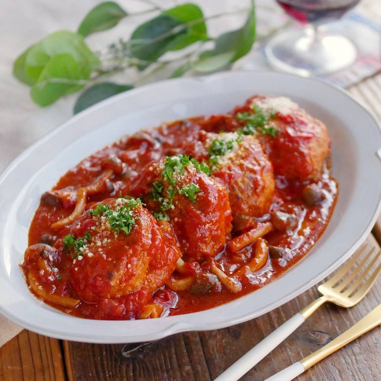 白い皿に盛られた煮込みハンバーグ