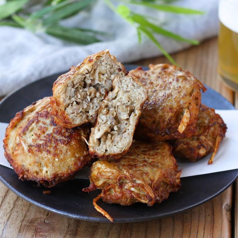 皿に盛り付けられた鶏ひき肉のごぼうつくね