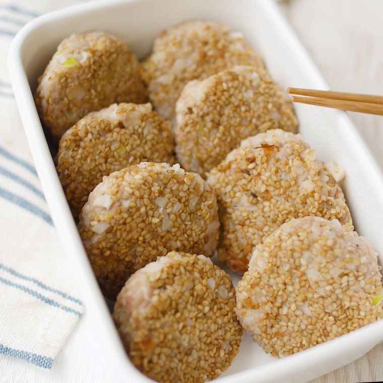 容器に入ったれんこんと長ねぎの鶏つくね