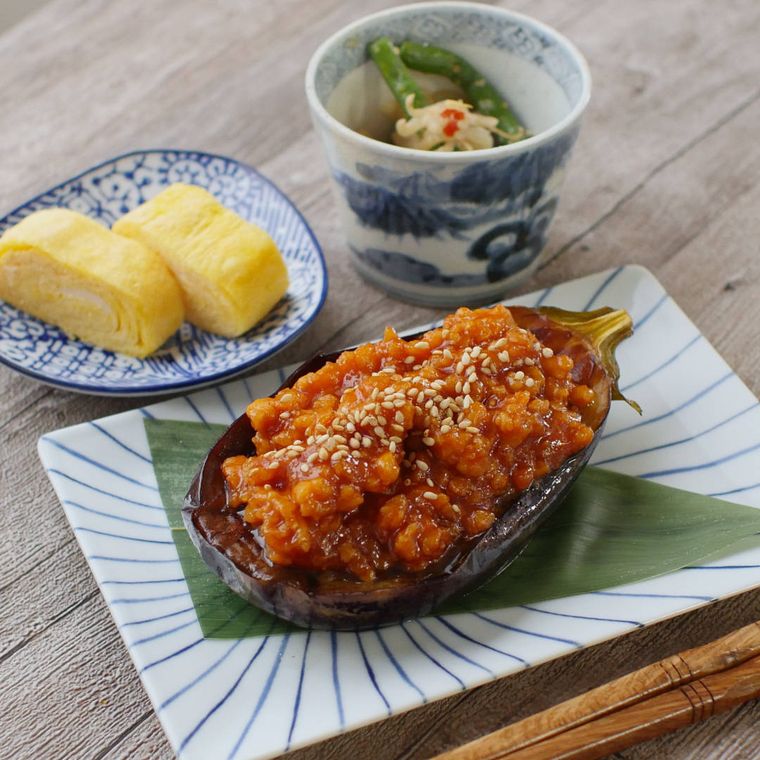 皿に盛り付けられた米なすのたっぷり鶏ひき肉田楽