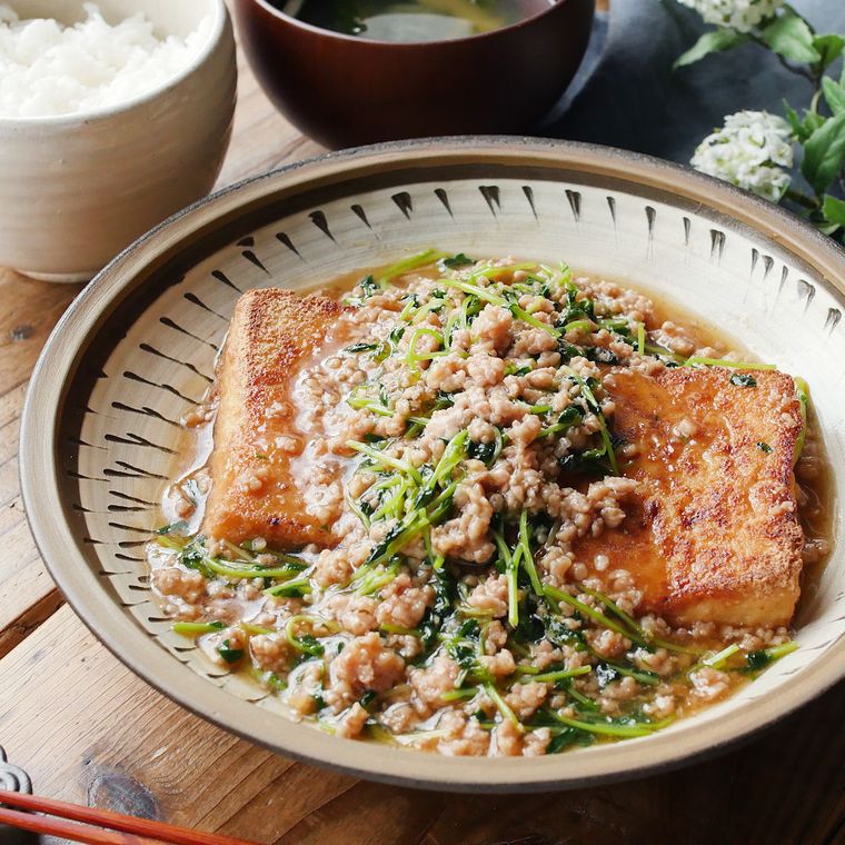 皿に盛り付けられた厚揚げと豆苗の鶏ひき肉あんかけ