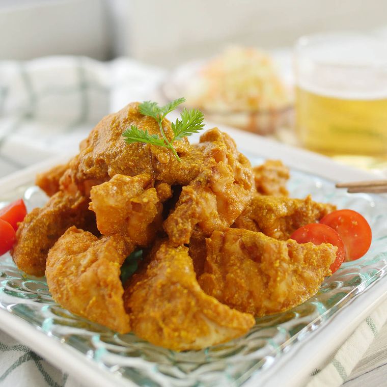 皿に盛り付けられた鶏ひき肉のカリカリ餃子