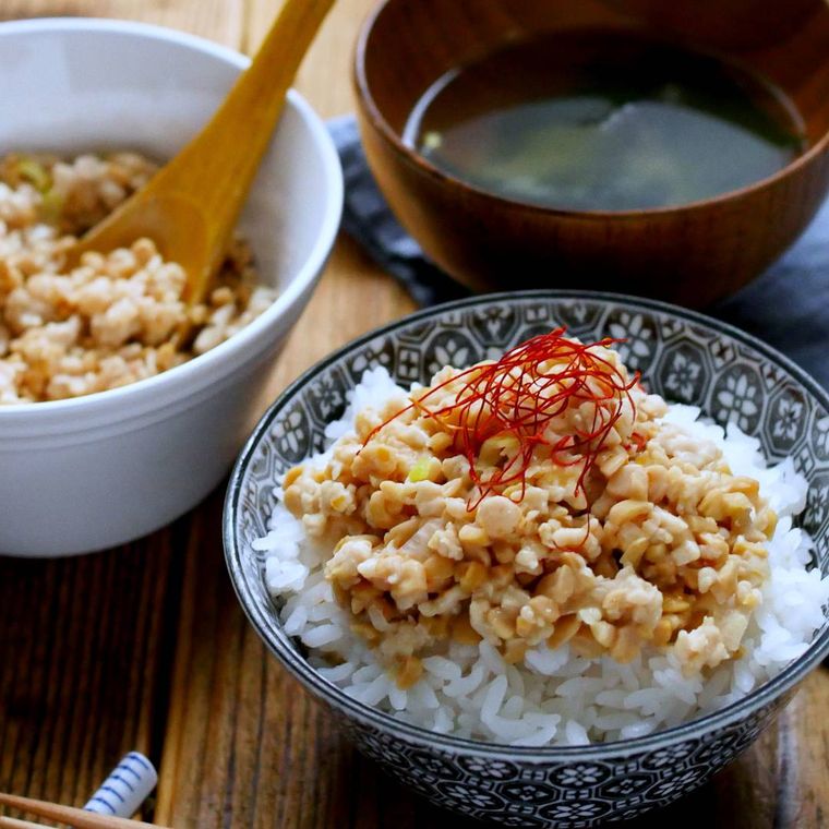 どんぶりに入ったピリ辛鶏ひき肉の納豆丼