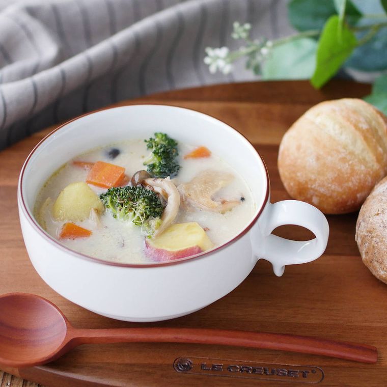 白いマグカップに入ったごろっと鶏肉と野菜のスープ