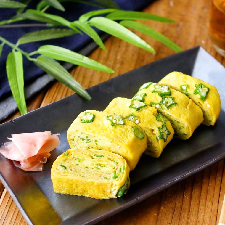 黒色の皿に盛られたオクラとチーズのだし巻き卵