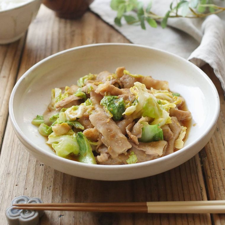白いお皿に盛られたキャベツと豚肉のごまみそ炒め