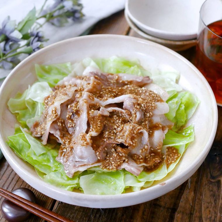 白いお皿に盛られたキャベツと豚肉のレンジ蒸し