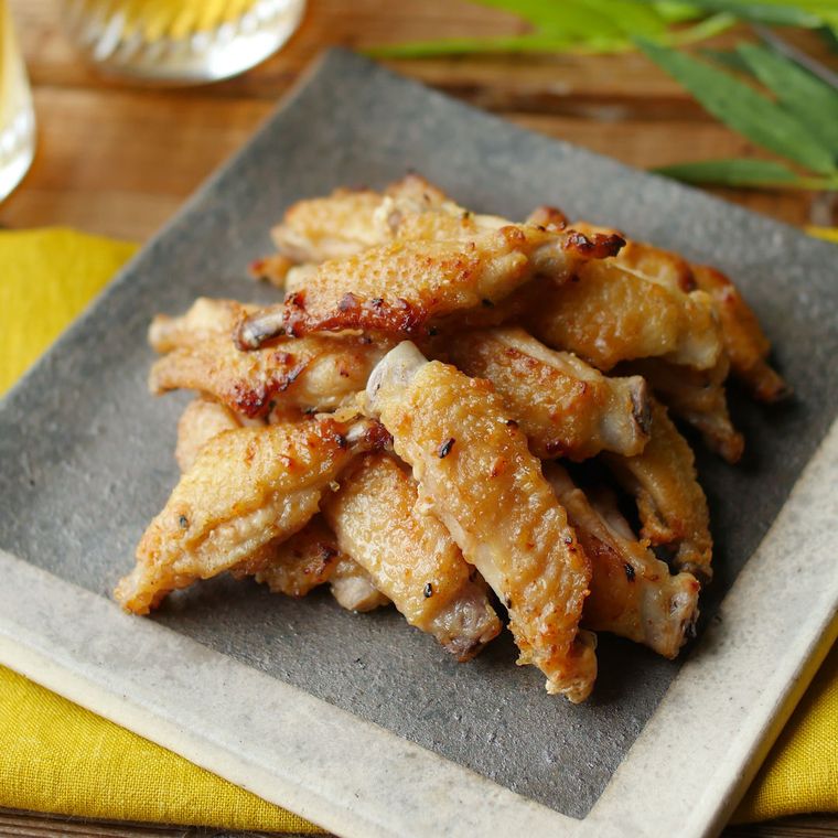 手羽中の唐揚げが山盛りのっている角皿