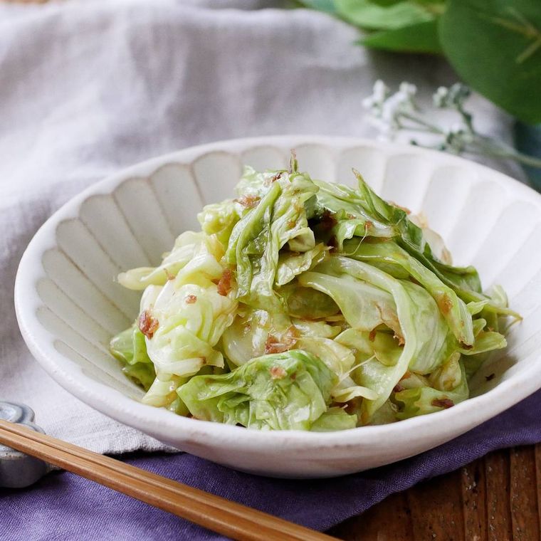 白岩食器にこんもり盛られた、やみつきキャベツのおかかポン酢