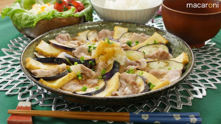 平皿に放射状に盛り付けられた、豚肉と厚揚げとなすのミルフィーユ