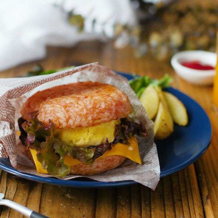 青い丸皿に盛り付けたオムライスバーガー