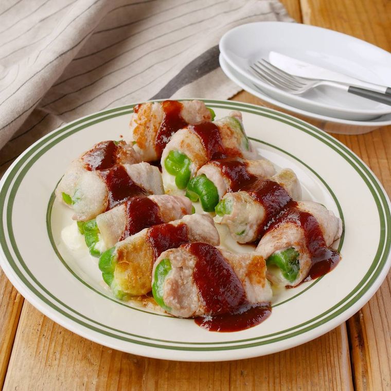 チーズイン肉巻きピーマンが白い皿に盛り付けられているところ