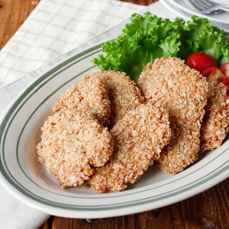 楕円の皿に盛られたオートミールのザクザクチキン