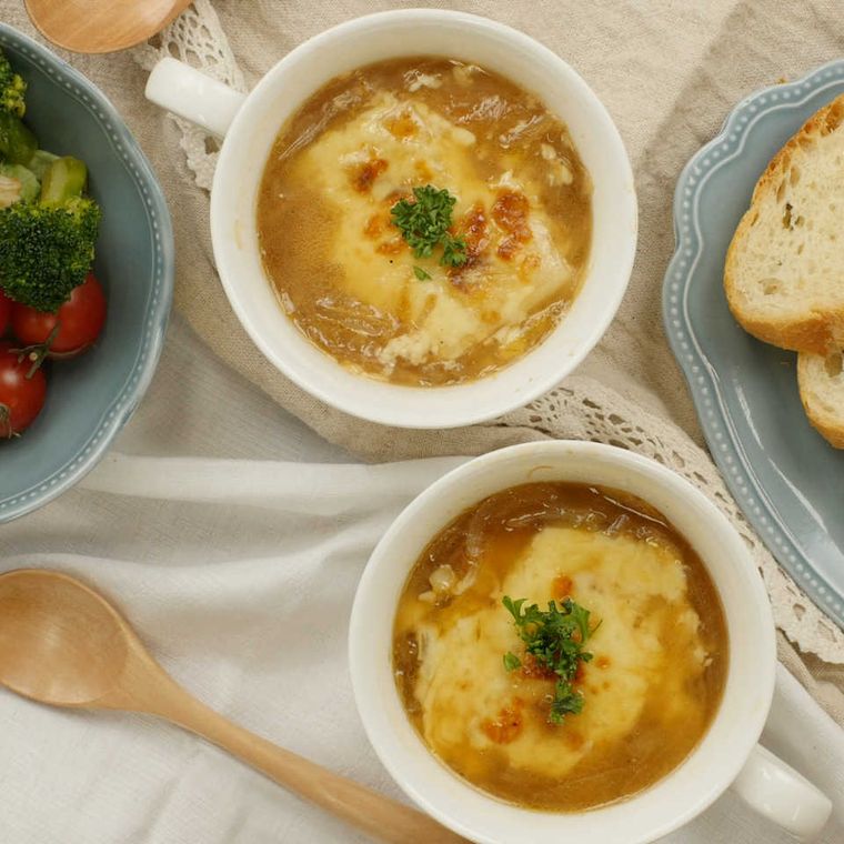 カップに入っている焼き餅とチーズのオニオングラタンスープ
