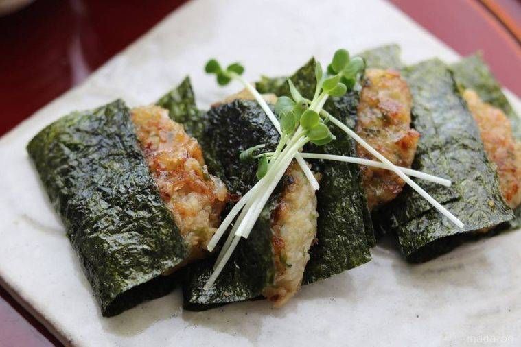 白色の皿に盛られたれんこん餅