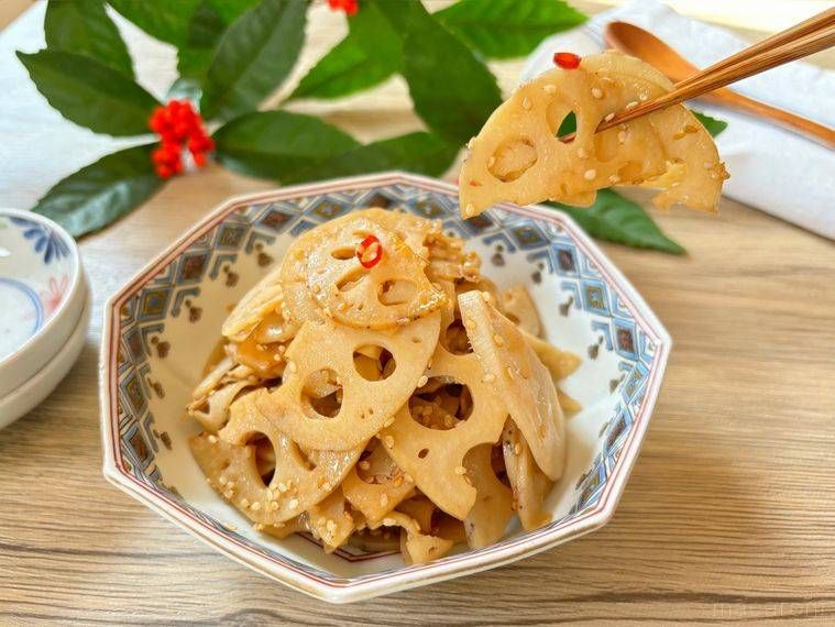 8角形の器に盛られたれんこんのきんぴら
