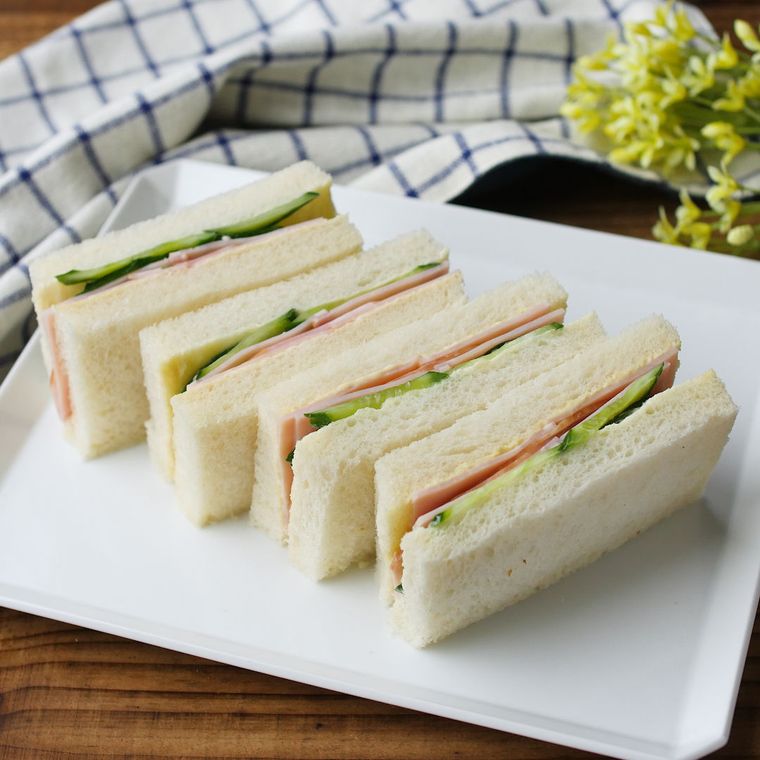 白いお皿に盛られたハムサンド