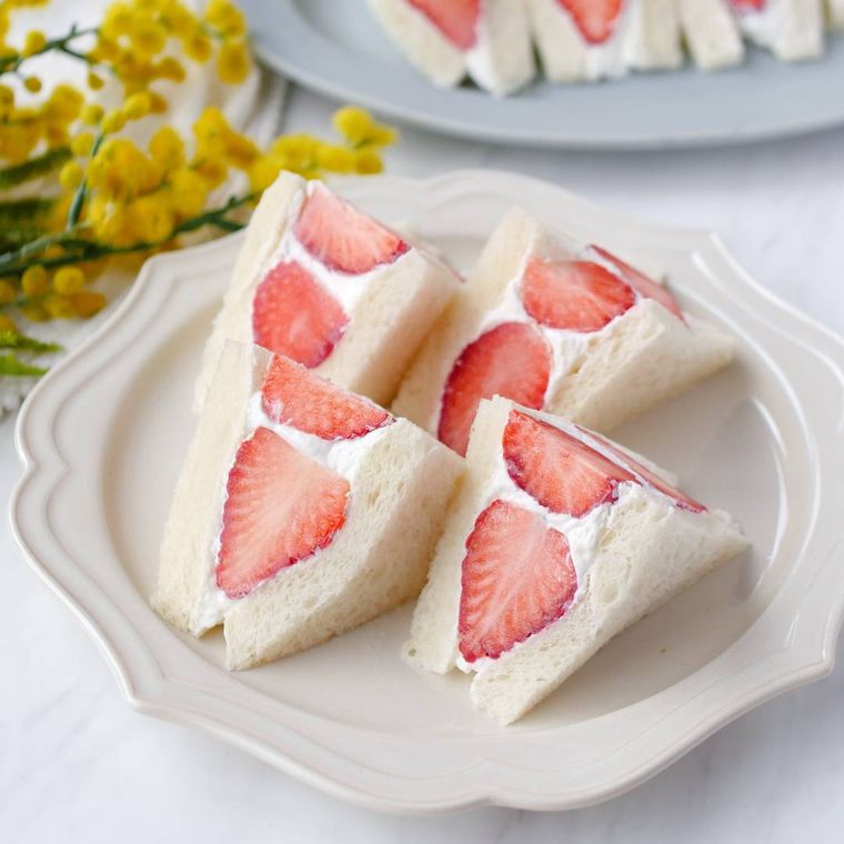白いお皿に盛られたいちごサンドイッチ