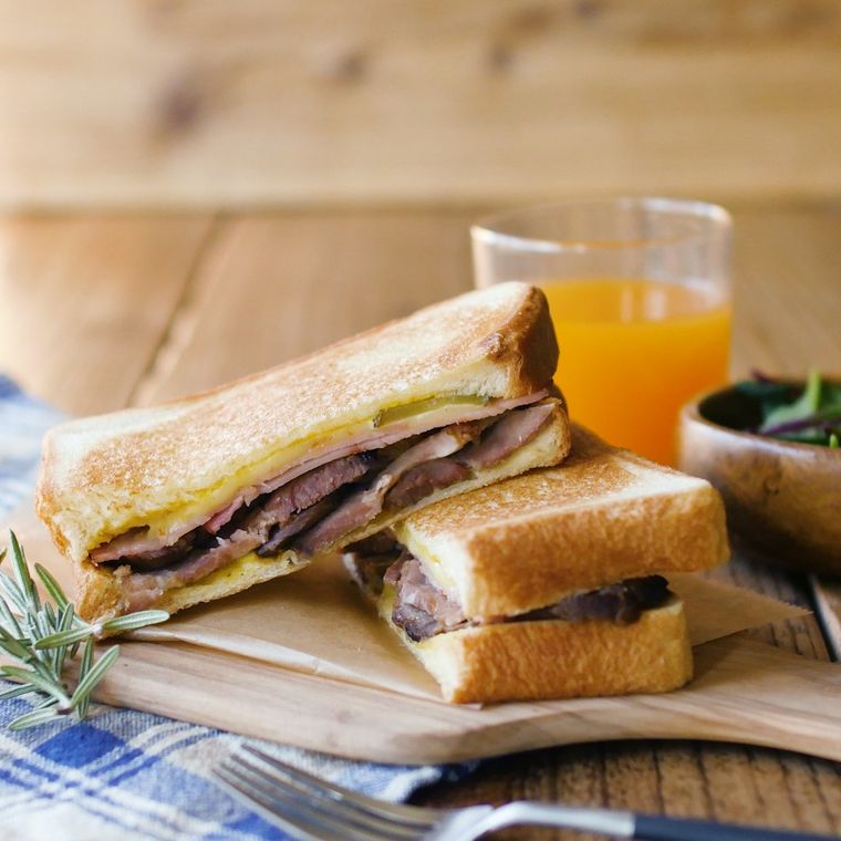 カッティングボードに盛られたキューバサンド