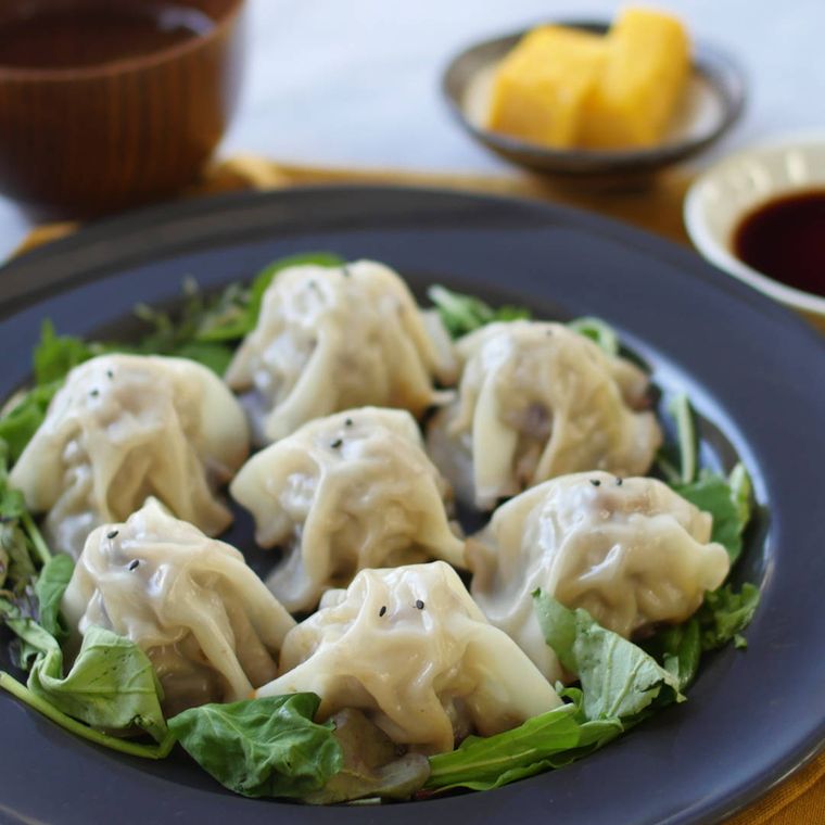 紺色の丸皿に盛られた餃子の皮で作るしゅうまい